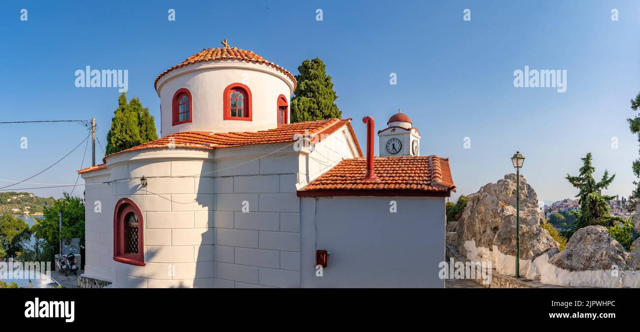 Vue sur l'église d'Agios Nikolaos dans la ville de Skiathos, île de Skiathos, îles Sporades, îles grecques, Grèce, Europe Banque D'Images