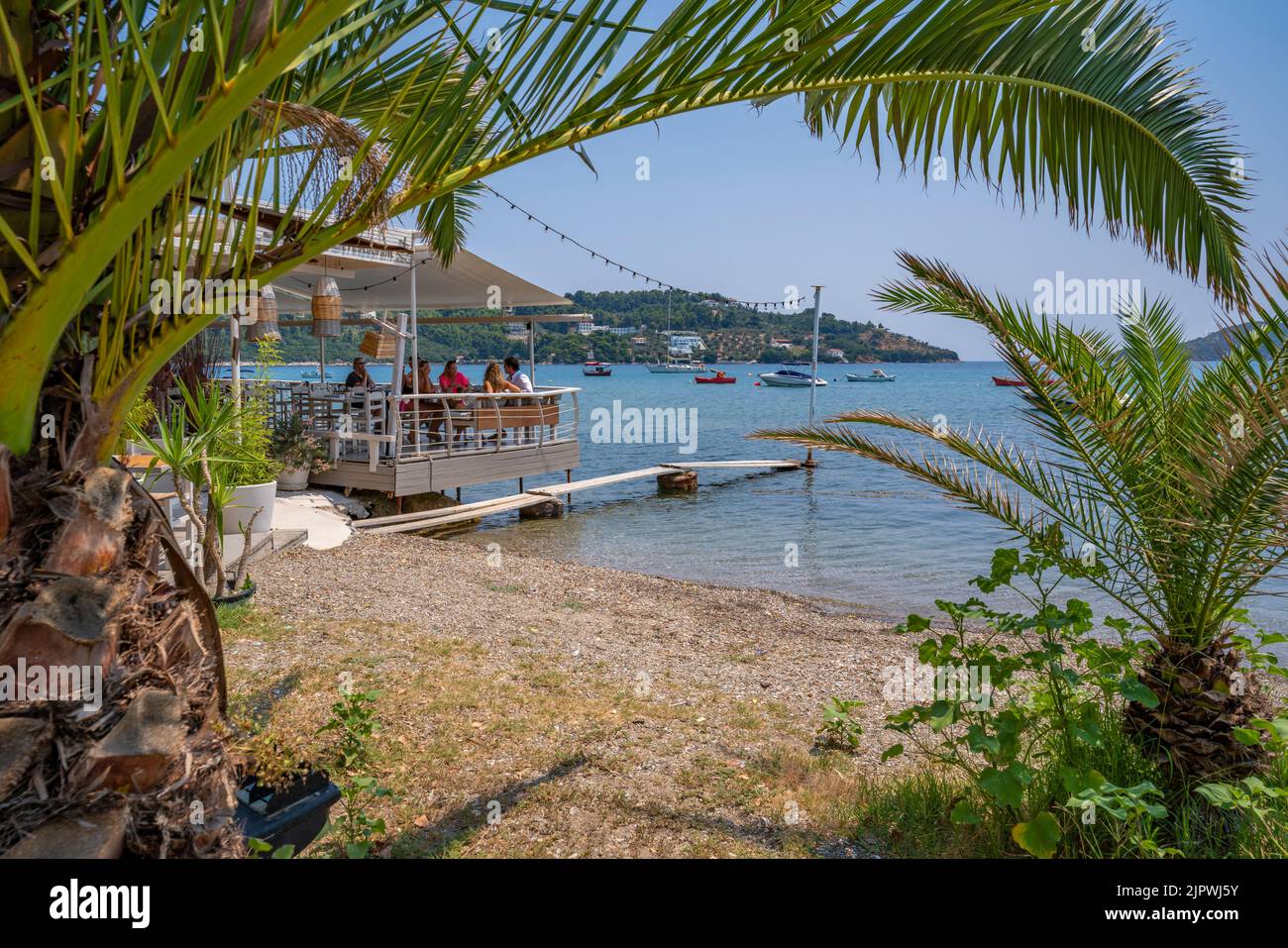 Vue sur le restaurant dans la ville de Skiathos, l'île de Skiathos, les îles Sporades, les îles grecques, la Grèce, Europe Banque D'Images