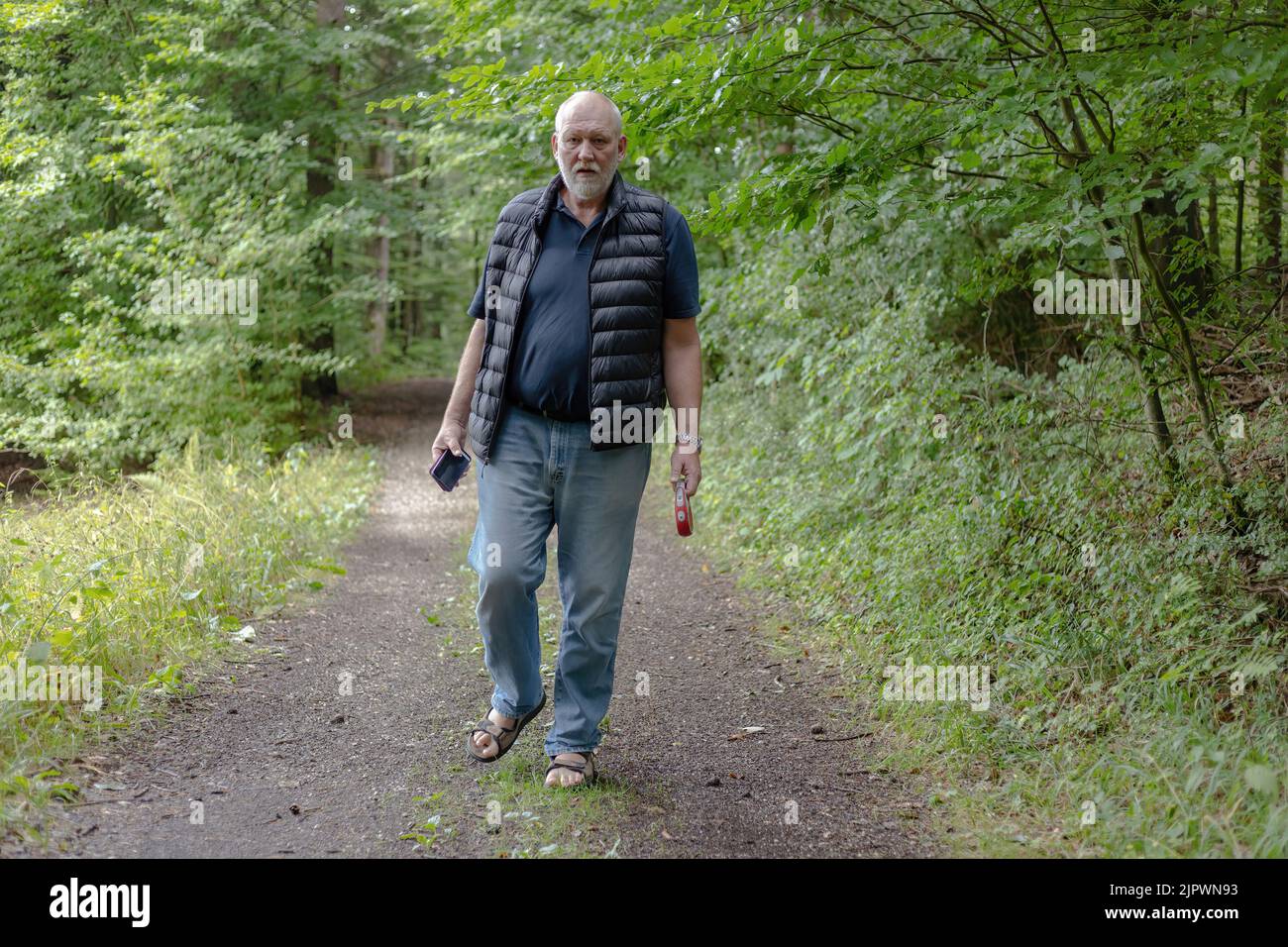 homme marchant sur un chemin de forêt Banque D'Images