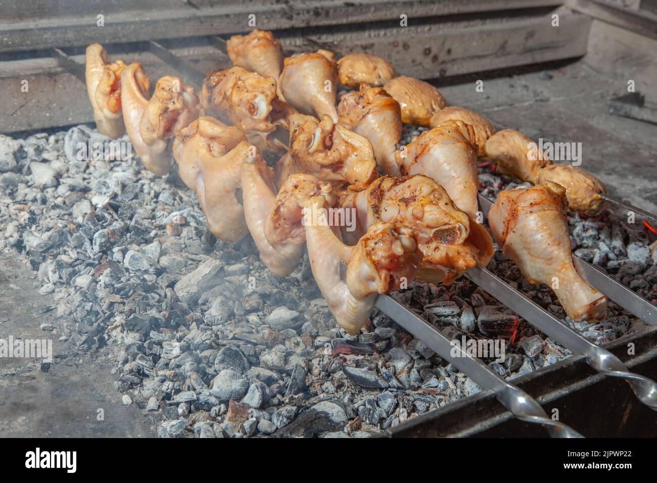 charbons, feu de camp, flamme, feu, brochette, cuisson au charbon de bois Banque D'Images