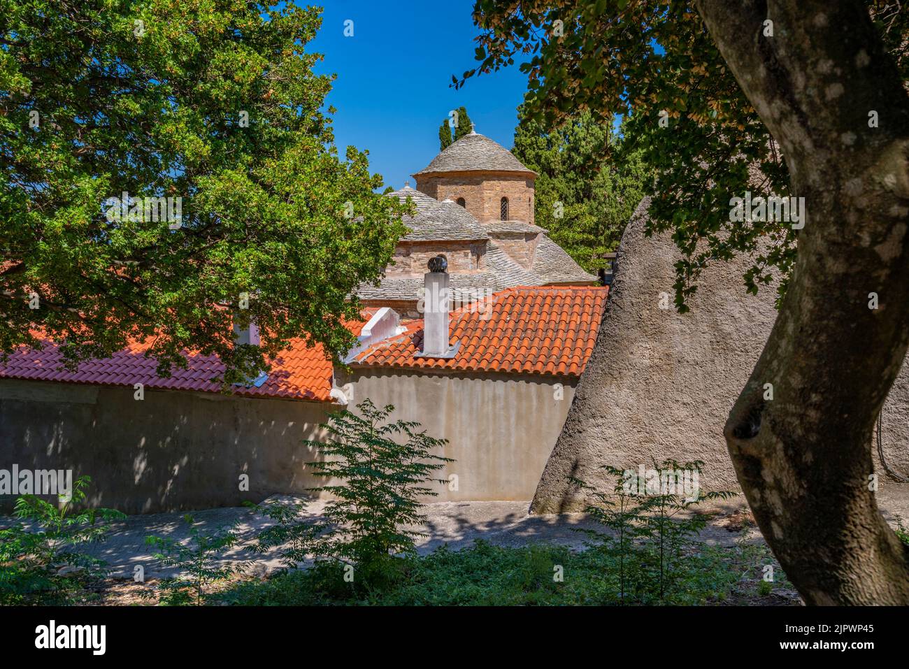 Vue sur Moni Evaggelistrias Monastère, île de Skiathos, îles Sporades, îles grecques, Grèce, Europe Banque D'Images