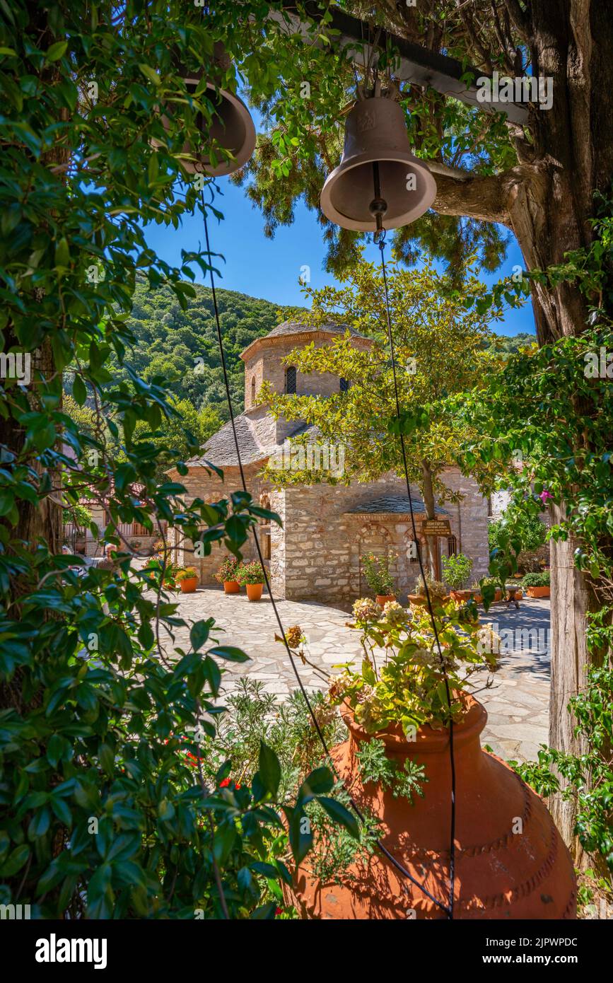 Vue sur Moni Evaggelistrias Monastère, île de Skiathos, îles Sporades, îles grecques, Grèce, Europe Banque D'Images