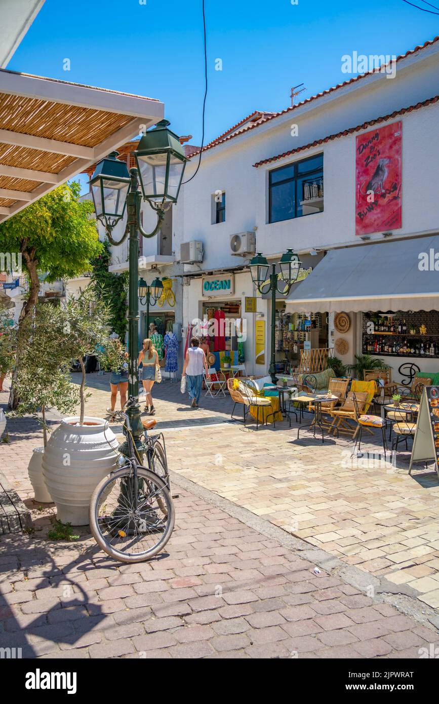 Vue sur les magasins de la ville de Skiathos, l'île de Skiathos, les îles Sporades, les îles grecques, la Grèce, Europe Banque D'Images