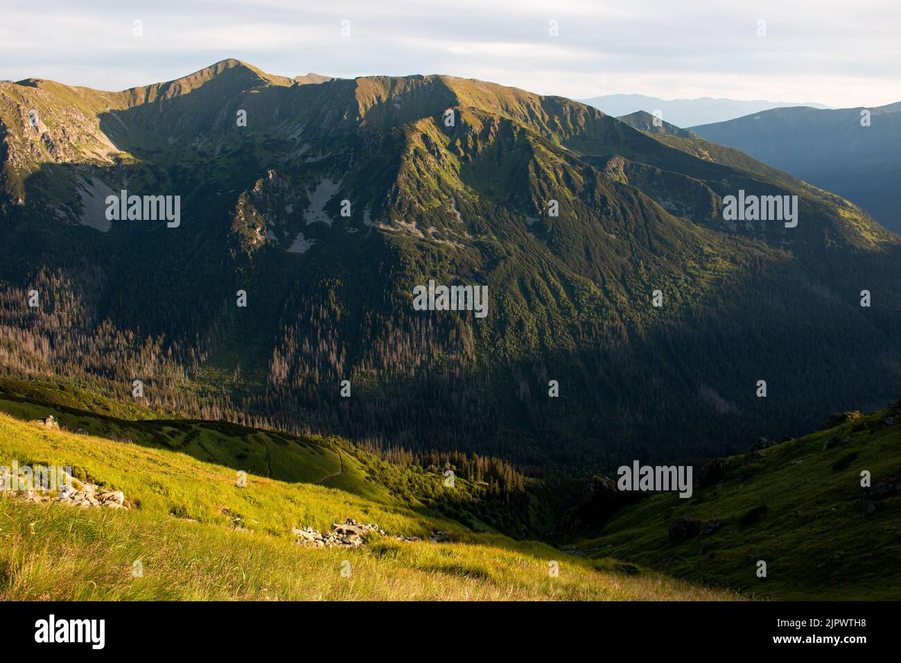 Vue depuis un train de randonnée à côté de Kasprowy Wierch au coucher du soleil en juillet, Zakopane, montagnes Tatry, Pologne Banque D'Images