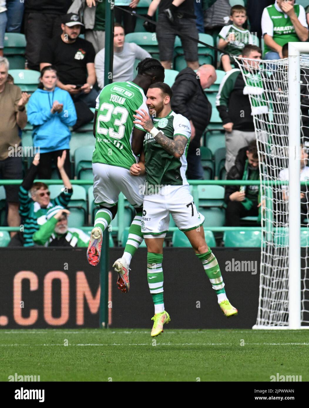 Easter Road Stadium Edinburgh.Scotland.UK.20th Aug-22 Hibs v Rangers Cinch Premiership Match Martin Boyle célèbre son but avec Elie Youan (#23) de Hibernian FC crédit: eric mccowat/Alay Live News Banque D'Images