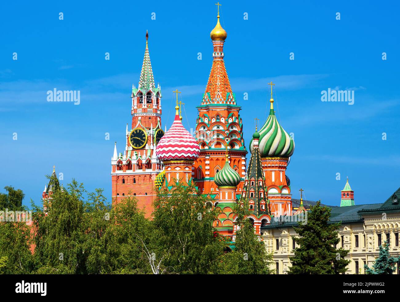 Moscou Kremlin et la cathédrale St Basile en été, Russie. Vue panoramique sur de beaux bâtiments, arbres et ciel bleu. Paysage de Nice top point de repère de Moscou Banque D'Images