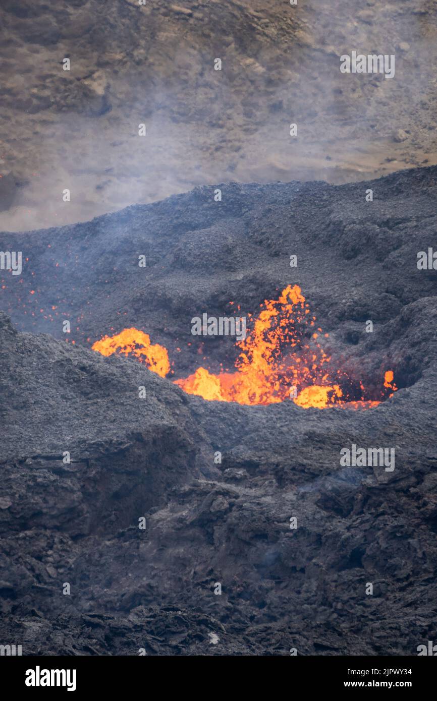 Vallée de Meradalir, Islande. 19th août 2022. Éruption volcanique dans la vallée de Meradalir du volcan Fagladalsfjall, dans le sud-ouest de l'Islande. L'éruption a commencé sur 3 août 2022 mais arrive lentement à la fin de 20 août. Credit: Daniel Freyr Jónsson/Alay Live News Banque D'Images