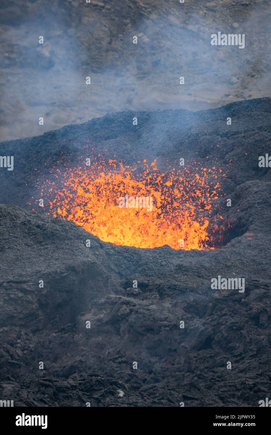 Vallée de Meradalir, Islande. 19th août 2022. Éruption volcanique dans la vallée de Meradalir du volcan Fagladalsfjall, dans le sud-ouest de l'Islande. L'éruption a commencé sur 3 août 2022 mais arrive lentement à la fin de 20 août. Credit: Daniel Freyr Jónsson/Alay Live News Banque D'Images