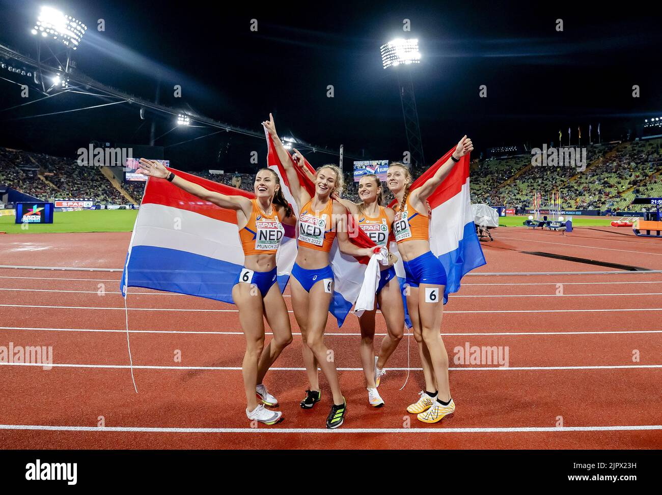 MUNCHEN - Eveline Saalberg, Lieke Klaver, Lisanne de Witte et Femke bol célèbrent la victoire dans le dernier relais de 4 x 400 mètres le dixième jour du Championnat multi-européen. La ville allemande de Munich accueillera en 2022 un championnat européen combiné de divers sports. ANP ROBIN VAN LONKHUIJSEN Banque D'Images