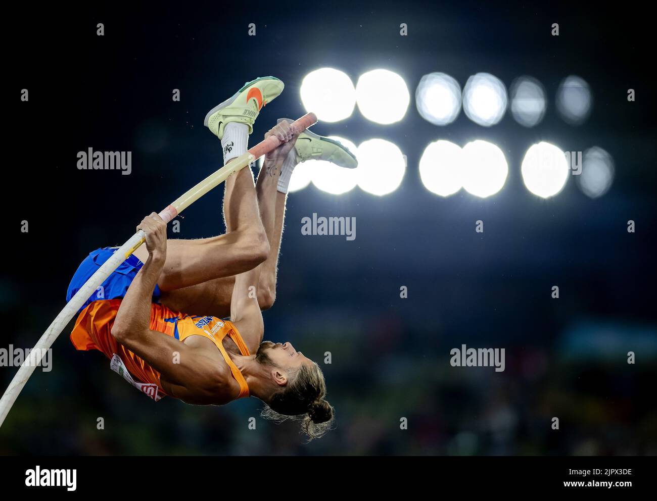 MUNICH - Rutger Koppelaar en action lors de la finale de la voûte polaire le dixième jour du Championnat Multi-européen. La ville allemande de Munich accueillera en 2022 un championnat européen combiné de divers sports. ANP ROBIN VAN LONKHUIJSEN Banque D'Images