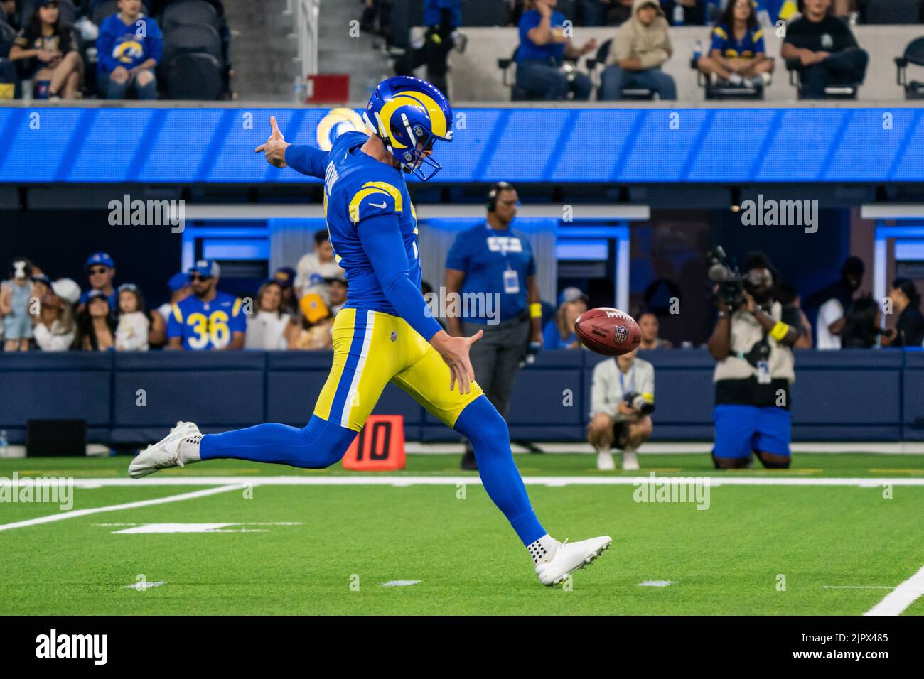 Los Angeles Rams Punter Riley Dixon (11) joue lors d'un match de pré-saison de la NFL contre les Houston Texans, vendredi, 19 août 2022, au stade SOFI, Po po Banque D'Images