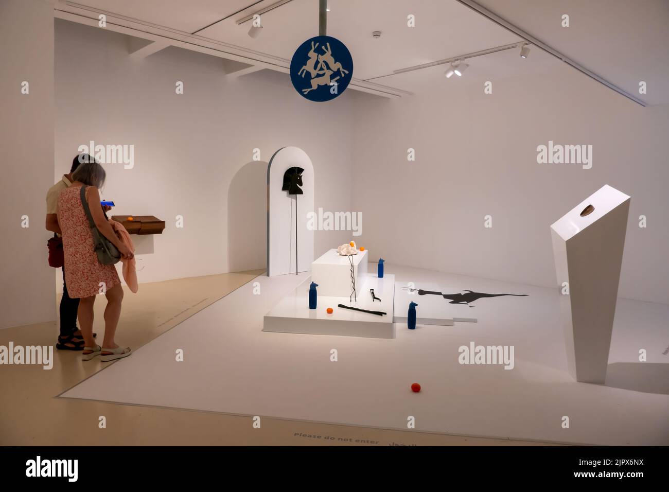 Les visiteurs voient l'installation artistique de l'artiste israélien Tal Gafny intitulée « valeurs personnelles » dans le cadre d'une exposition de groupe « au-delà de quelque part » organisée par Sally Haftel Naveh dans le musée d'art contemporain Herzliya, dans la ville d'Herzliya, dans le centre d'Israël Banque D'Images