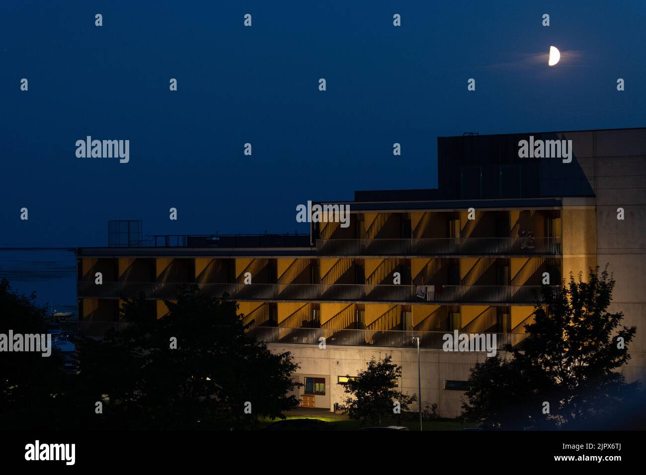 Vue de nuit de l'hôtel Georg OTS Spa ou DE L'HÔTEL GOSPA. Bâtiment de l'hôtel à Saarema la nuit au clair de lune. Banque D'Images