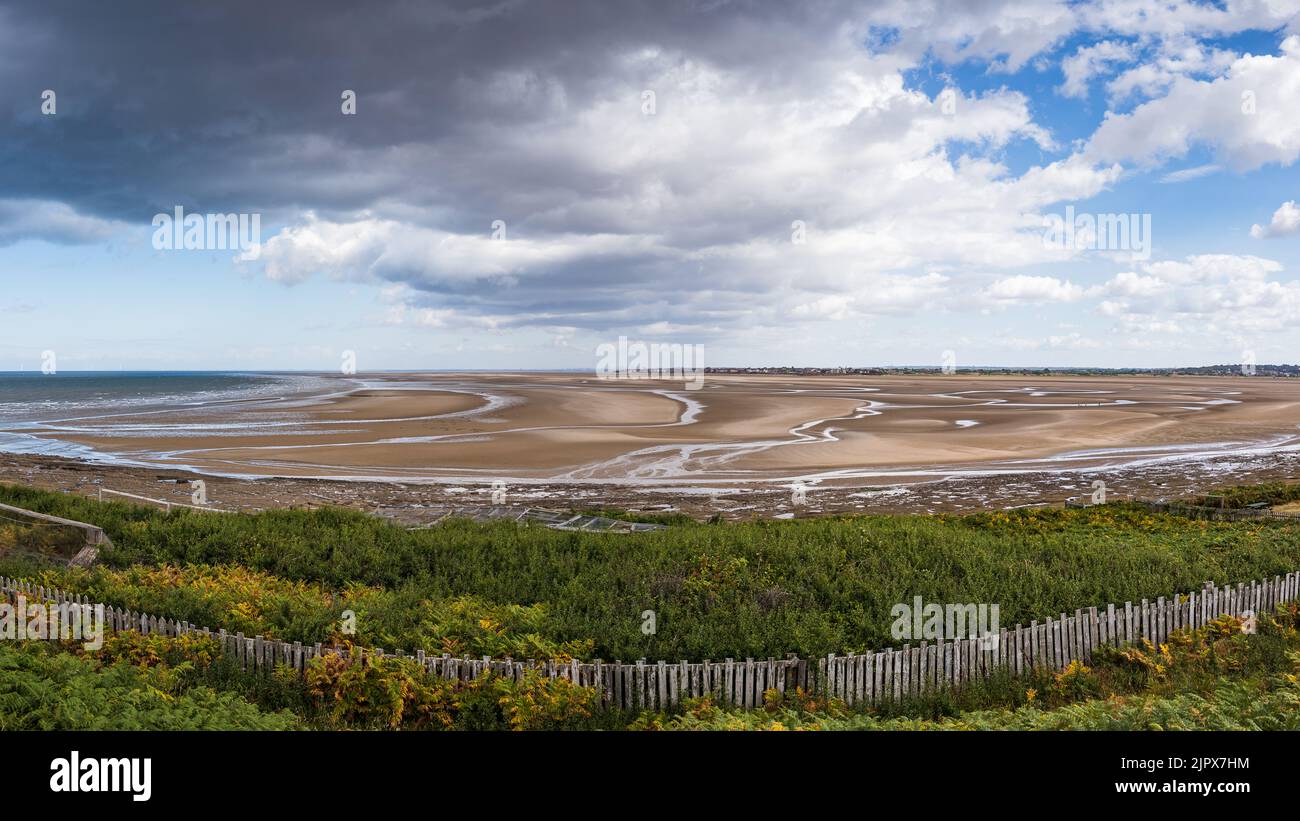 Un panorama multi-image des canaux d'eau s'écoulant de la plage à Holylake, vu de l'île Hilbre dans l'estuaire de la Dee. Banque D'Images