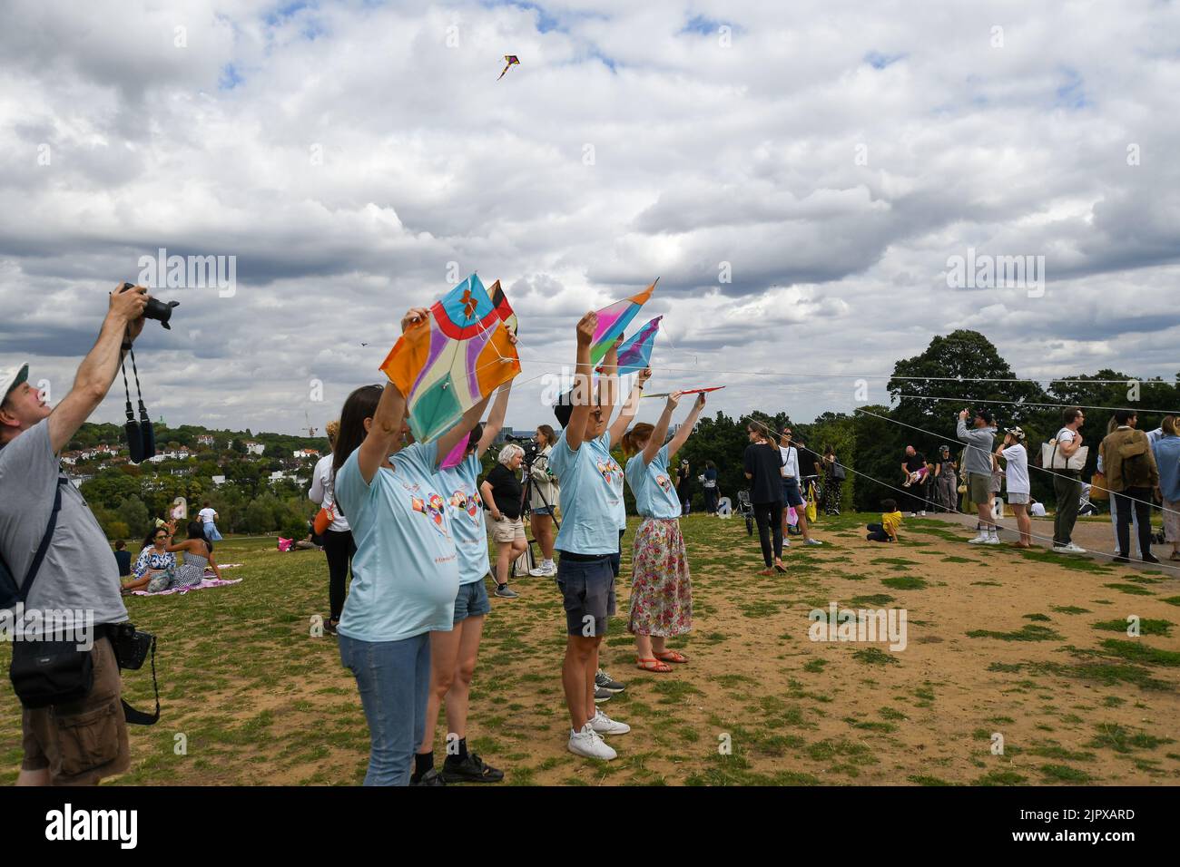 Londres, Royaume-Uni, 20th août 2022, Fly with Me, pour marquer l'année qui s'est écoulée depuis la chute de l'Afghanistan aux talibans. Cerfs-volants, musique, danse. Organisé par le Good chance Theatre at Parliament Hill Viewpoint sur Hampstead Heath, Andrew Lalchan Photography/Alay Live News Banque D'Images