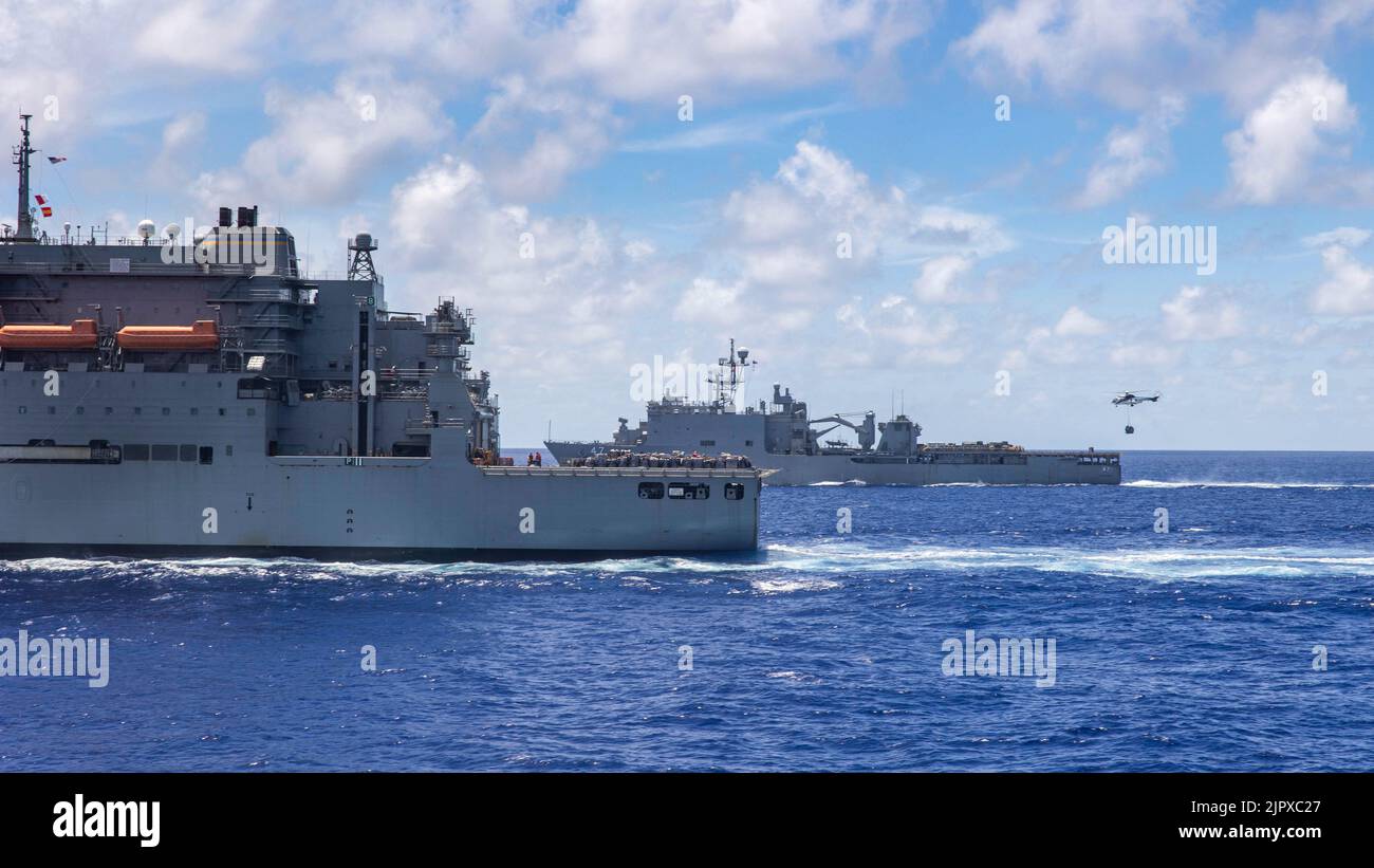 L'USS Carl Brashear (T-AKE 7) navigue à côté de l'USS Rushmore (LSD 47) lors d'une reconstitution en mer à bord de l'USS New Orleans (LPD 18) dans la mer des Philippines, le 15 août 2022. LPD 18 a réalisé un RAS avec T-AKE 7 pour réapprovisionner les aliments, les fournitures et le courrier. Le MEU de 31st opère à bord des navires du Groupe amphibie Ready de Tripoli dans la zone d'opérations de la flotte de 7th pour améliorer l'interopérabilité avec les alliés et les partenaires et servir de force de réaction prête à défendre la paix et la stabilité dans la région Indo-Pacifique. (É.-U. Photo du corps marin par Sgt. Danny Gonzalez) Banque D'Images