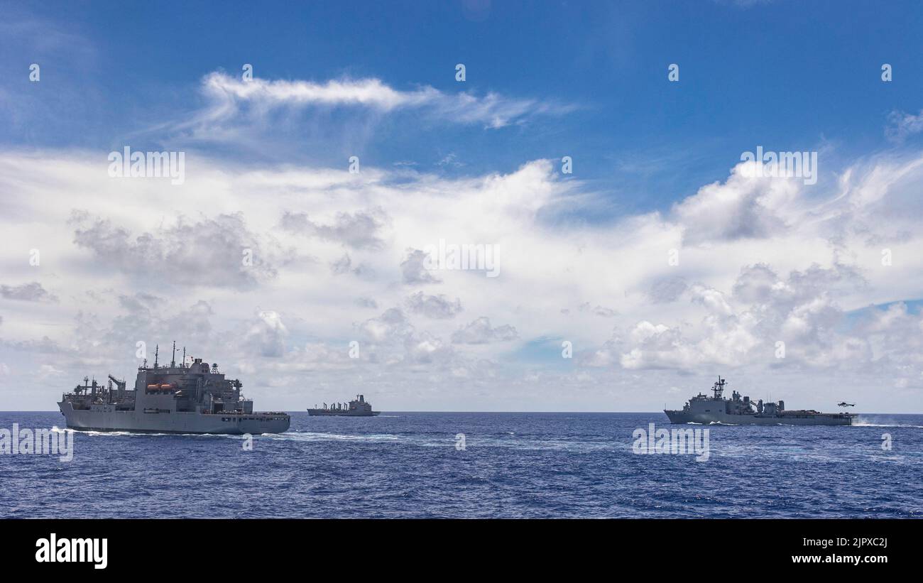 L'USS Carl Brashear (T-AKE 7), l'USNS Tippecanoe (T-AO-199) et l'USS Rushmore (LSD 47) se côtoient lors d'une reconstitution en mer à bord de l'USS New Orleans (LPD 18) dans la mer des Philippines, le 15 août 2022. LPD 18 a réalisé un RAS avec T-AKE 7 pour réapprovisionner les aliments, les fournitures et le courrier. Le MEU de 31st opère à bord des navires du Groupe amphibie Ready de Tripoli dans la zone d'opérations de la flotte de 7th pour améliorer l'interopérabilité avec les alliés et les partenaires et servir de force de réaction prête à défendre la paix et la stabilité dans la région Indo-Pacifique. (É.-U. Photo du corps marin par Sgt. Danny Gonzalez) Banque D'Images