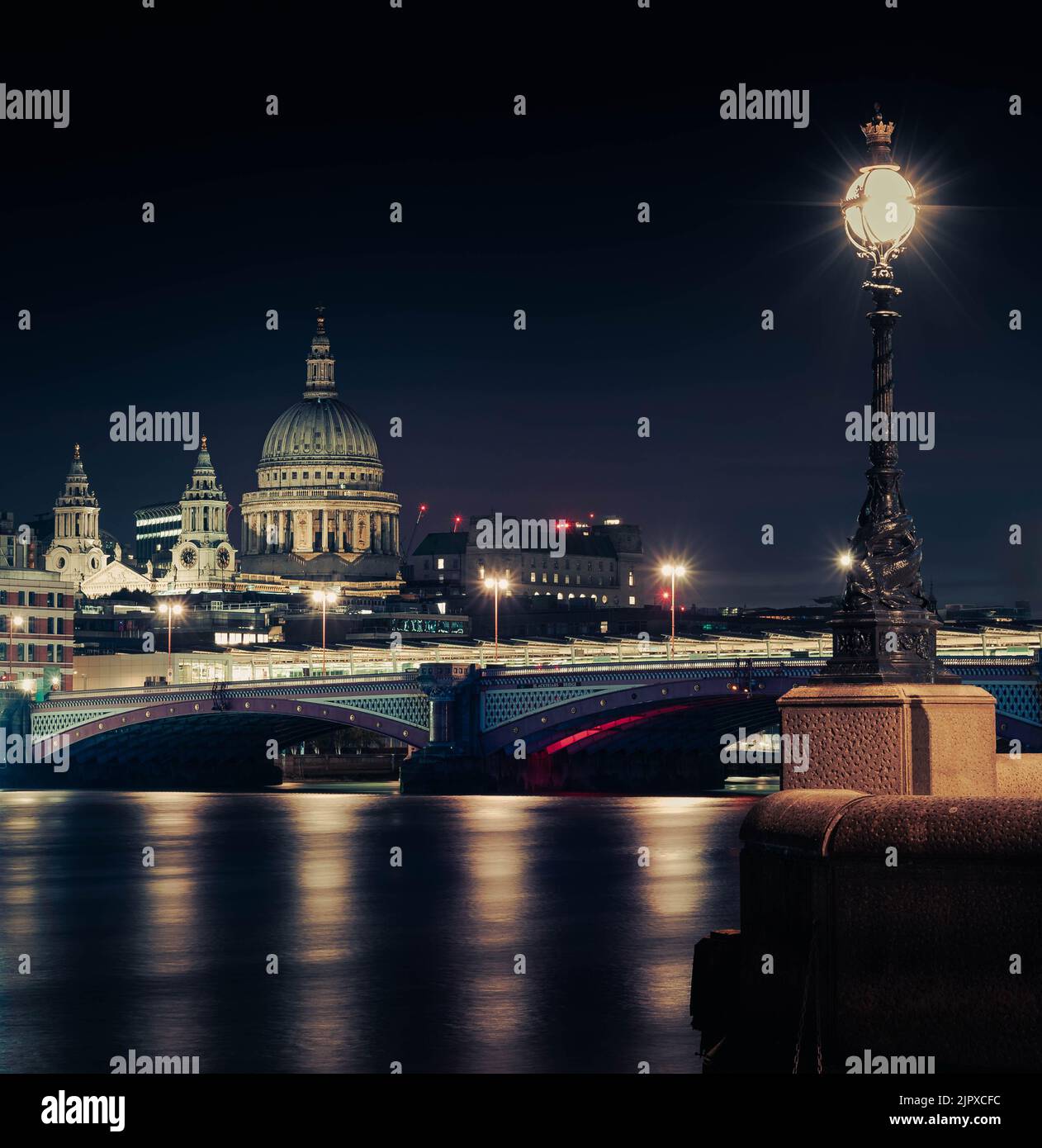 Une vue de nuit magnifique sur un pont avec lumières et la cathédrale Saint-Paul Banque D'Images