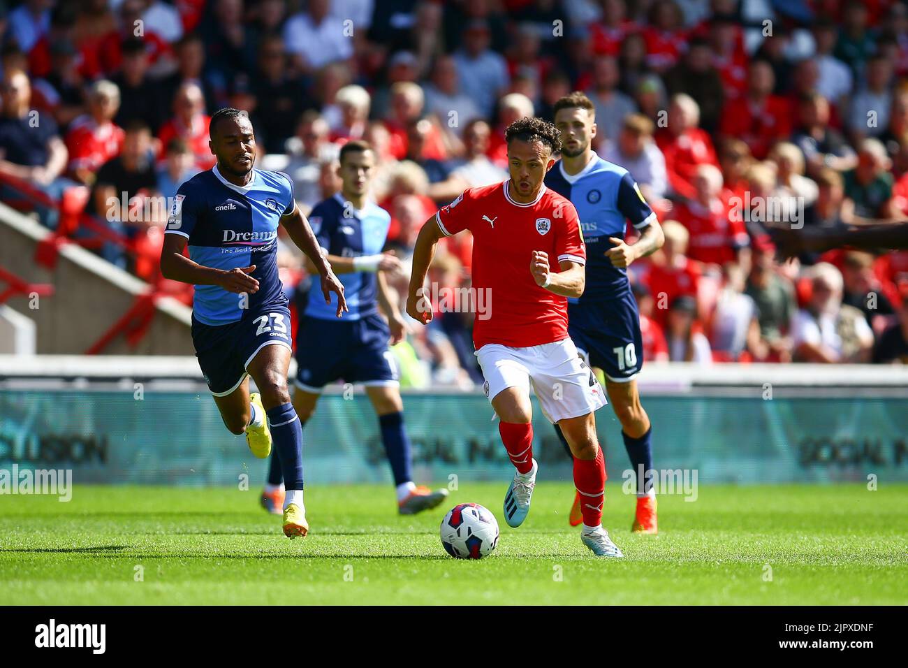 Oakwell Stadium, Barnsley, Angleterre - 20th août 2022 Jordan Williams (2) de Barnsley quitte Jordan Obita (23) de Wycombe Wanderers - pendant le jeu Barnsley v Wycombe Wanderers, Sky Bet League One, 2022/23, Oakwell Stadium, Barnsley, Angleterre - 20th août 2022 crédit: Arthur Haigh/WhiteRoseRosey/Alamy Live News Banque D'Images