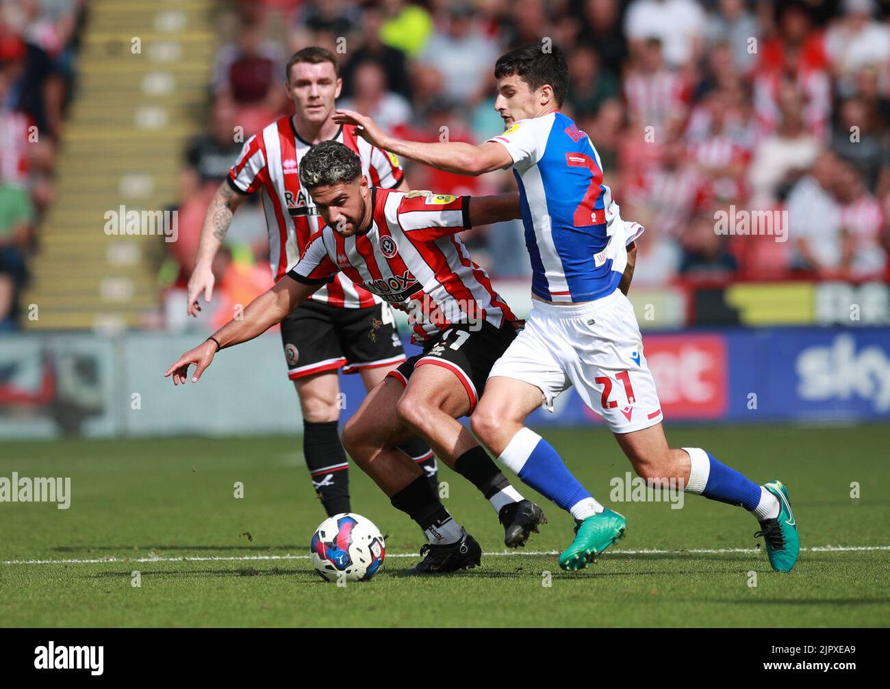 Sheffield, Angleterre, le 20th août 2022. REDA Khadra de Sheffield Utd et John Buckley de Blackburn Rovers lors du match du championnat Sky Bet à Bramall Lane, Sheffield. Le crédit photo devrait se lire: Simon Bellis / Sportimage Banque D'Images