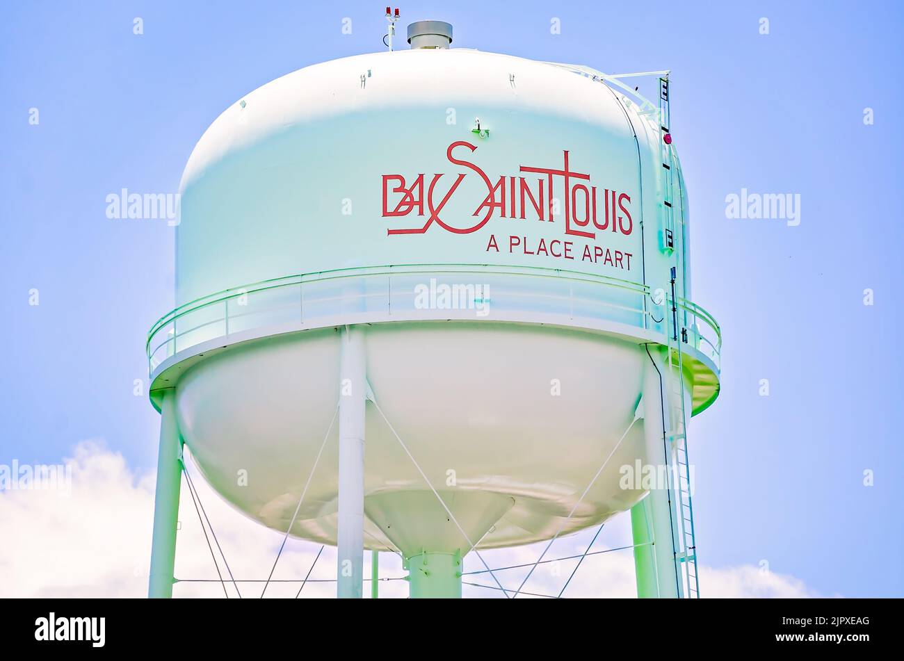 La tour d’eau de la baie Saint Louis est peinte avec le nom et le slogan de la ville, le 13 août 2022, à Bay Saint Louis, Mississippi. Banque D'Images