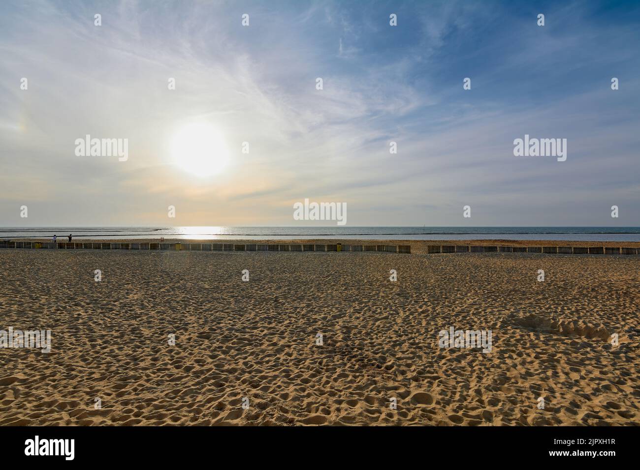 Coucher de soleil sur la plage de Chipiona en Andalousie. Banque D'Images