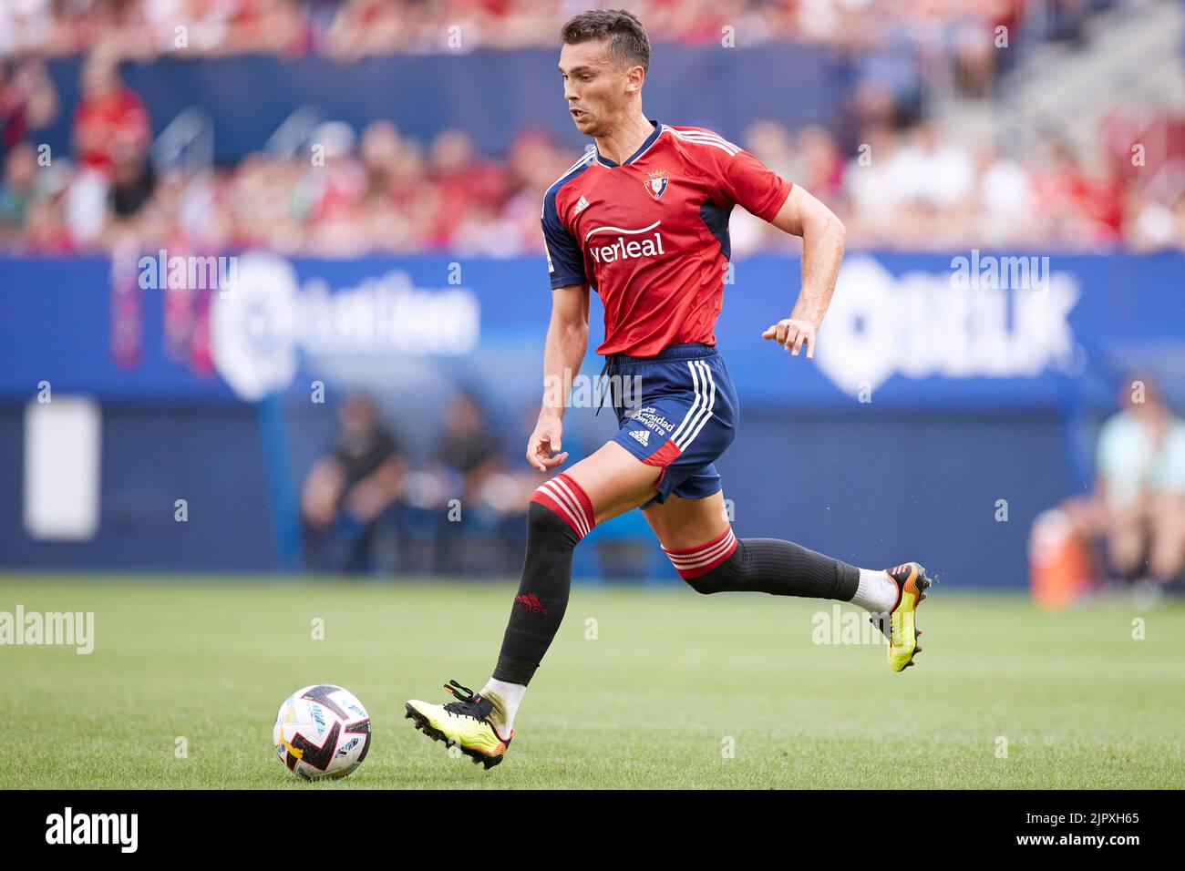 PAMPELUNE, ESPAGNE - AOÛT 20: Lucas Torro de CA Osasuna en action pendant le match de la Liga Santander entre CA Osasuna et Cadix CF sur 20 août 2022 à El Sadar à Bilbao, Espagne. Credit: Ricardo Larreina/AFLO/Alay Live News Banque D'Images