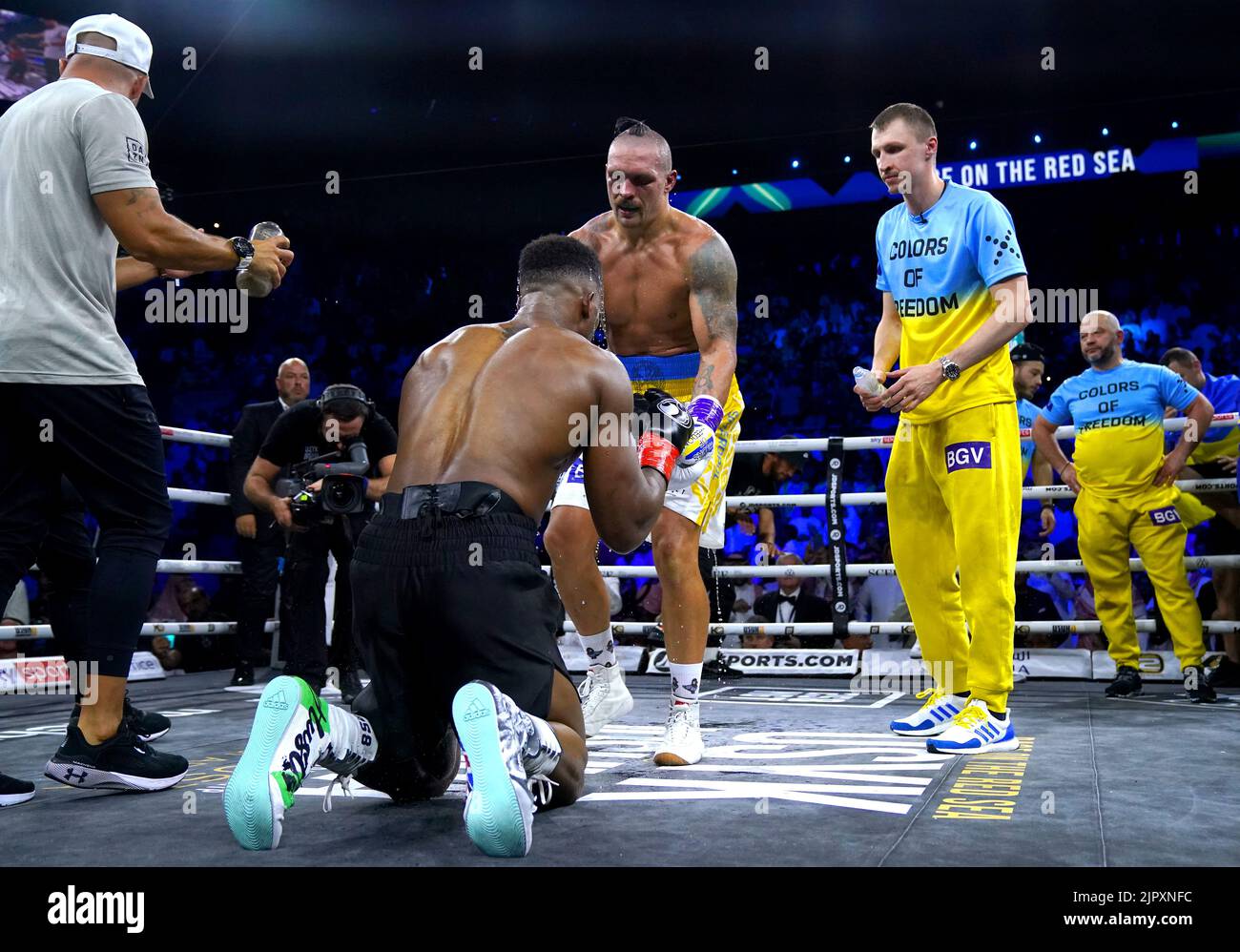 Anthony Joshua et Oleksandr Usyk se touchent des gants à la fin de leur championnat du monde de poids lourd WBA Super IBF, IBO et WBO lutte au stade King Abdullah Sport City Stadium à Jeddah, Arabie Saoudite. Date de la photo: Samedi 20 août 2022. Banque D'Images