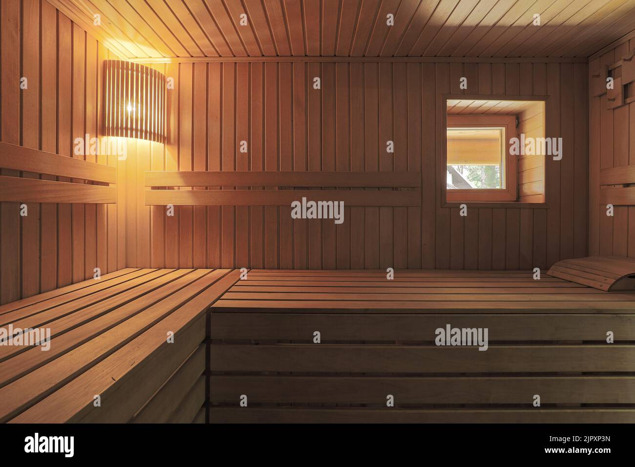 Vue sur l'intérieur moderne et vide de la salle du sauna finlandais Banque D'Images