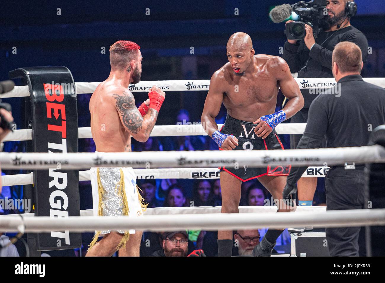 Michael page d'Angleterre et Mike Perry des États-Unis lors de leur match de boxe à mi-hauteur au BKFC 27 Fight Night Londres. Banque D'Images Michael page d'Angleterre et Mike Perry des États-Unis lors de leur match de boxe à mi-hauteur au BKFC 27 Fight Night Londres. Banque D'Images