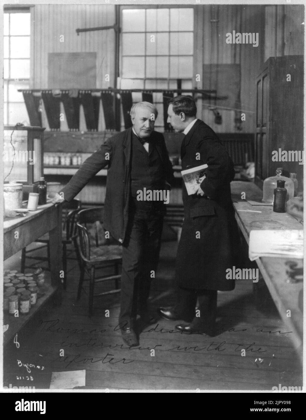 Thomas A. Edison, en laboratoire, interviewé par un journaliste Banque D'Images