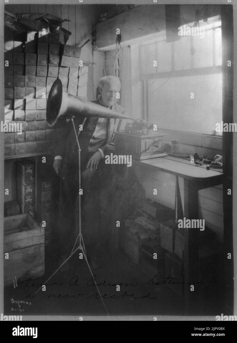 Thomas Alva Edison, portrait en pied, debout, faisant face à droite, l'écoute d'un nouveau record Banque D'Images