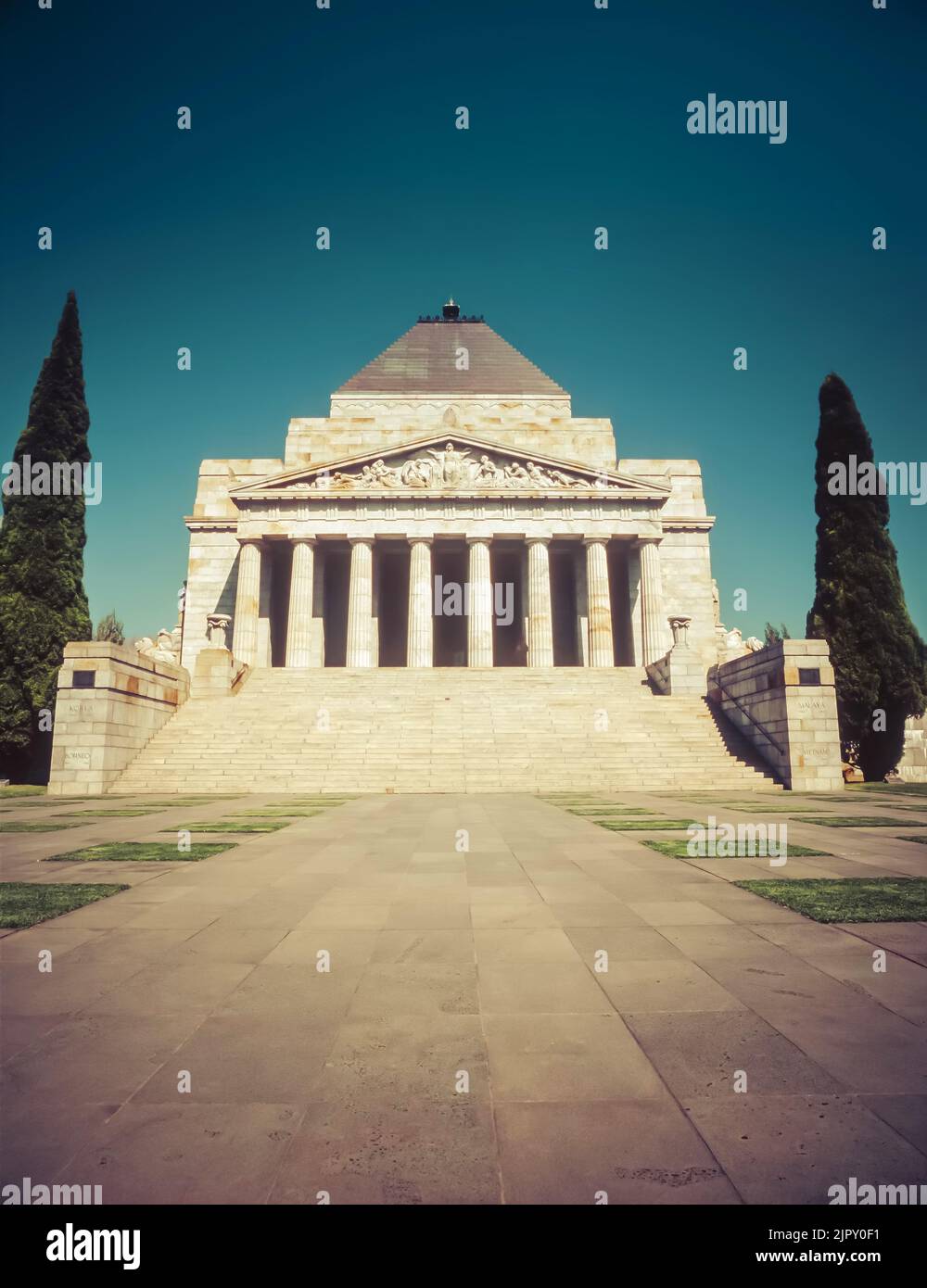 La piste et les marches menant au Sanctuaire du souvenir, Saint Kilda Road, Melbourne, Victoria, Australie Banque D'Images