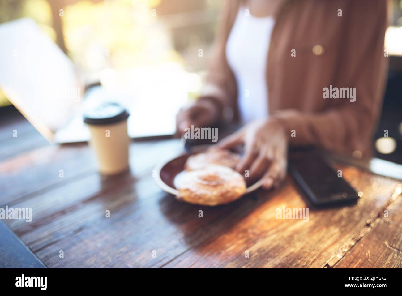 Ne laissez pas la faim vous rendre flou. Un client assis dans un café. Banque D'Images