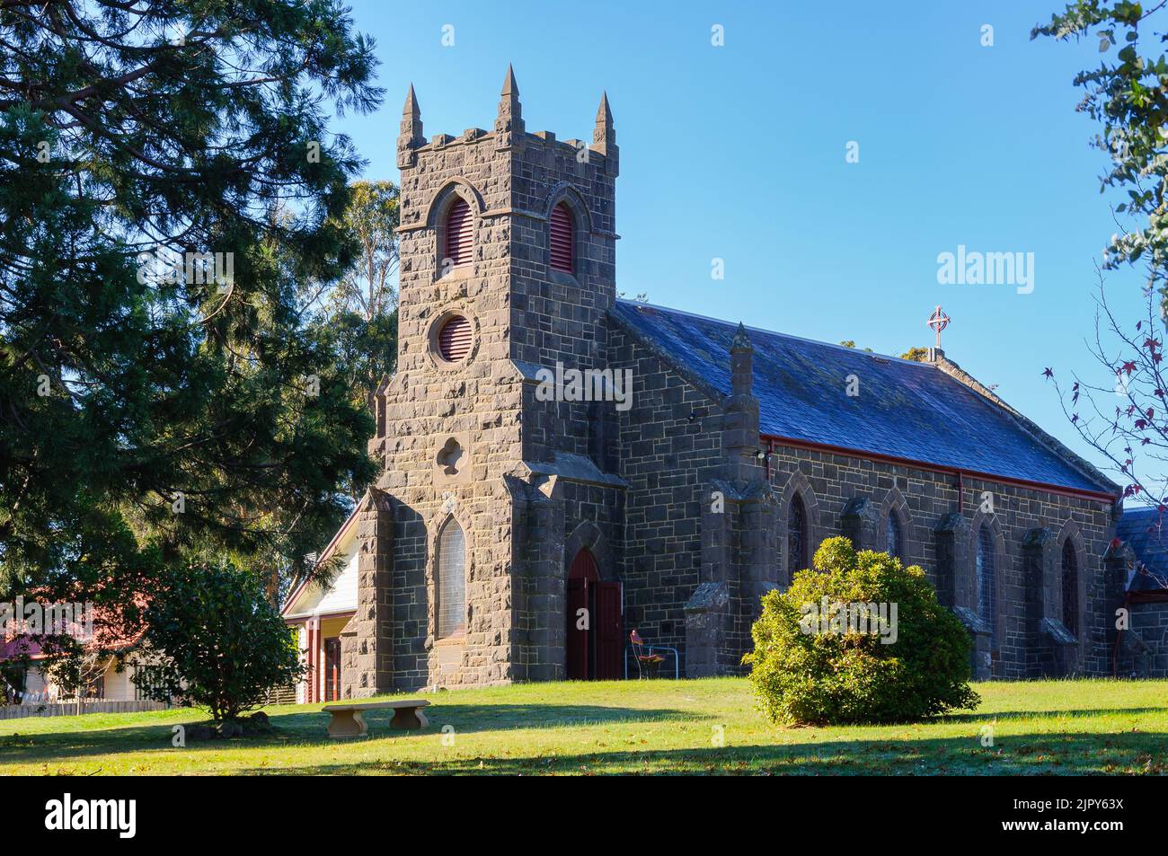Construite en 1864, l'église anglicane St Mary's est l'un des bâtiments d'origine du canton historique - Woodend, Victoria, Australie Banque D'Images
