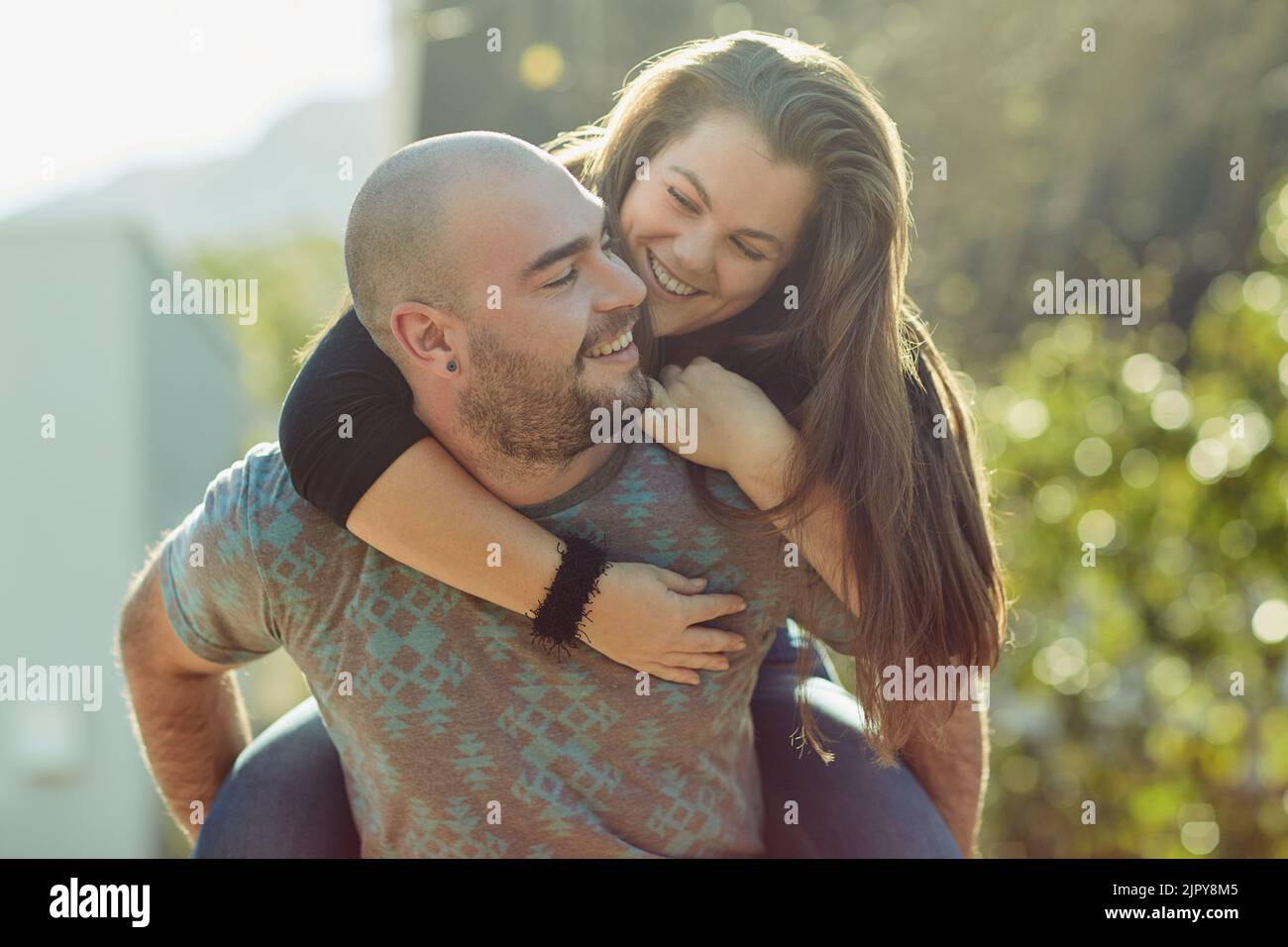 J'aime traîner avec vous, babe. Un jeune couple à l'extérieur. Banque D'Images