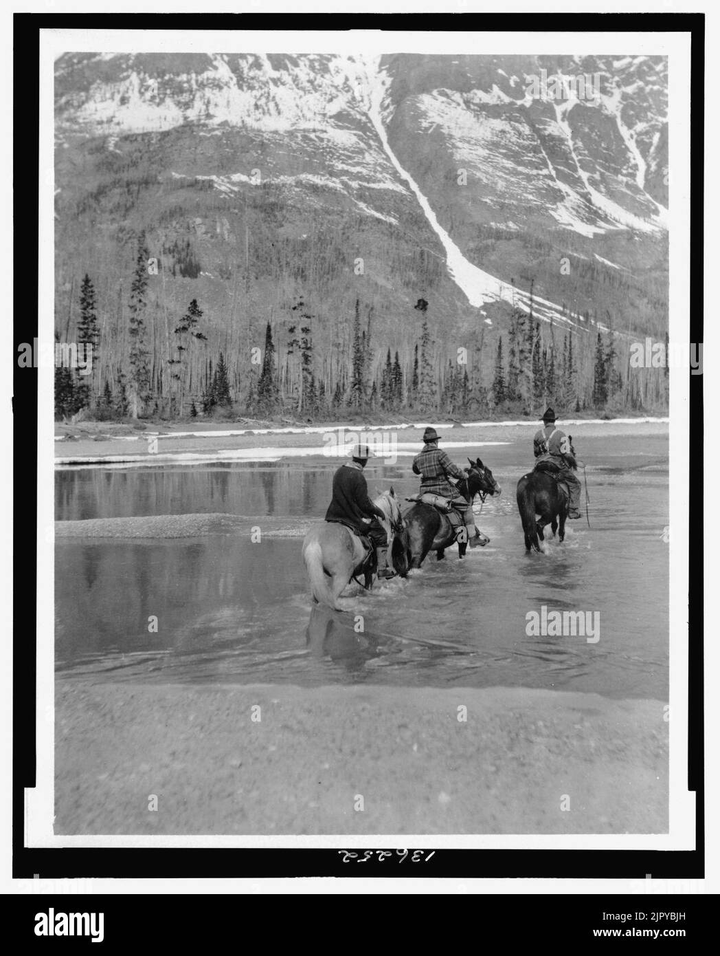 Trois campeurs à cheval traverser le fleuve Columbia à Washington Banque D'Images