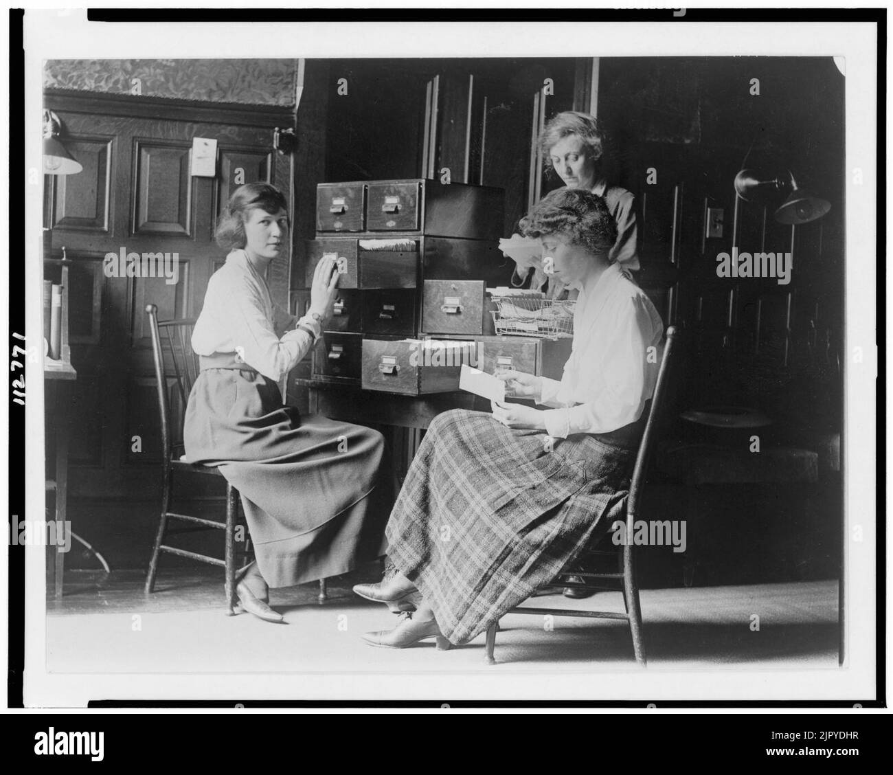 Trois femmes travaillent à la carte les fichiers d'index au siège de la National Woman's Party à Washington, D.C. Banque D'Images
