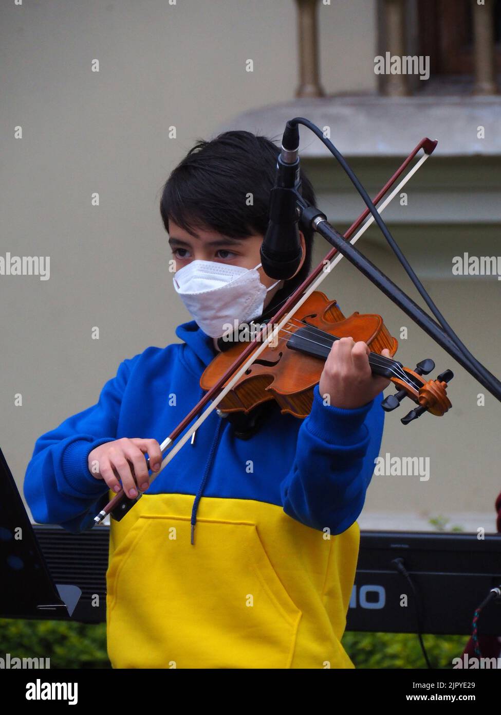 Lima, Pérou. 20th août 2022. Un garçon ukrainien jouant le violon dans le cadre de la manifestation de la communauté ukrainienne résidant au Pérou dans le cadre des activités pour le 31st anniversaire de la journée de l'indépendance de l'Ukraine. Credit: Agence de presse Fotoholica/Alamy Live News Banque D'Images