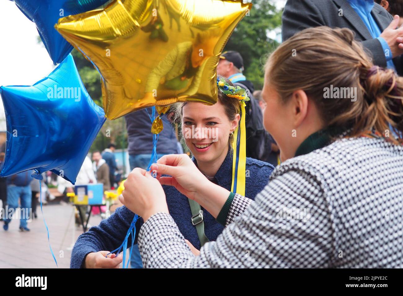 Lima, Pérou. 20th août 2022. Une jeune fille ukrainienne nouant des ballons dans le cadre de la manifestation de la communauté ukrainienne résidant au Pérou dans le cadre des activités pour le 31st anniversaire de la journée de l'indépendance de l'Ukraine. Credit: Agence de presse Fotoholica/Alamy Live News Banque D'Images