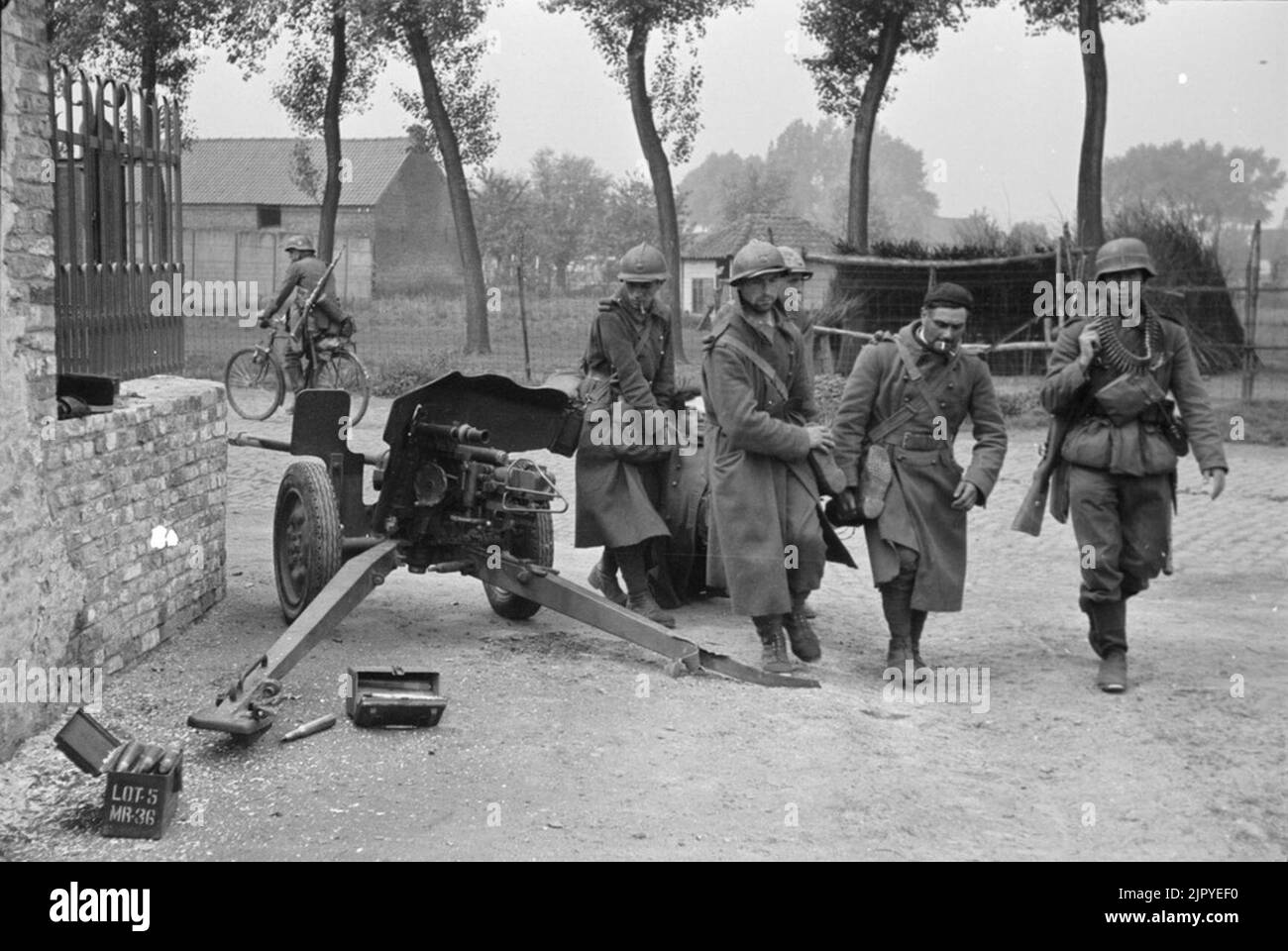 Thulin 23 mai 1940 - IR 469 - soldat blessé et arme antichar de 158e RI Banque D'Images