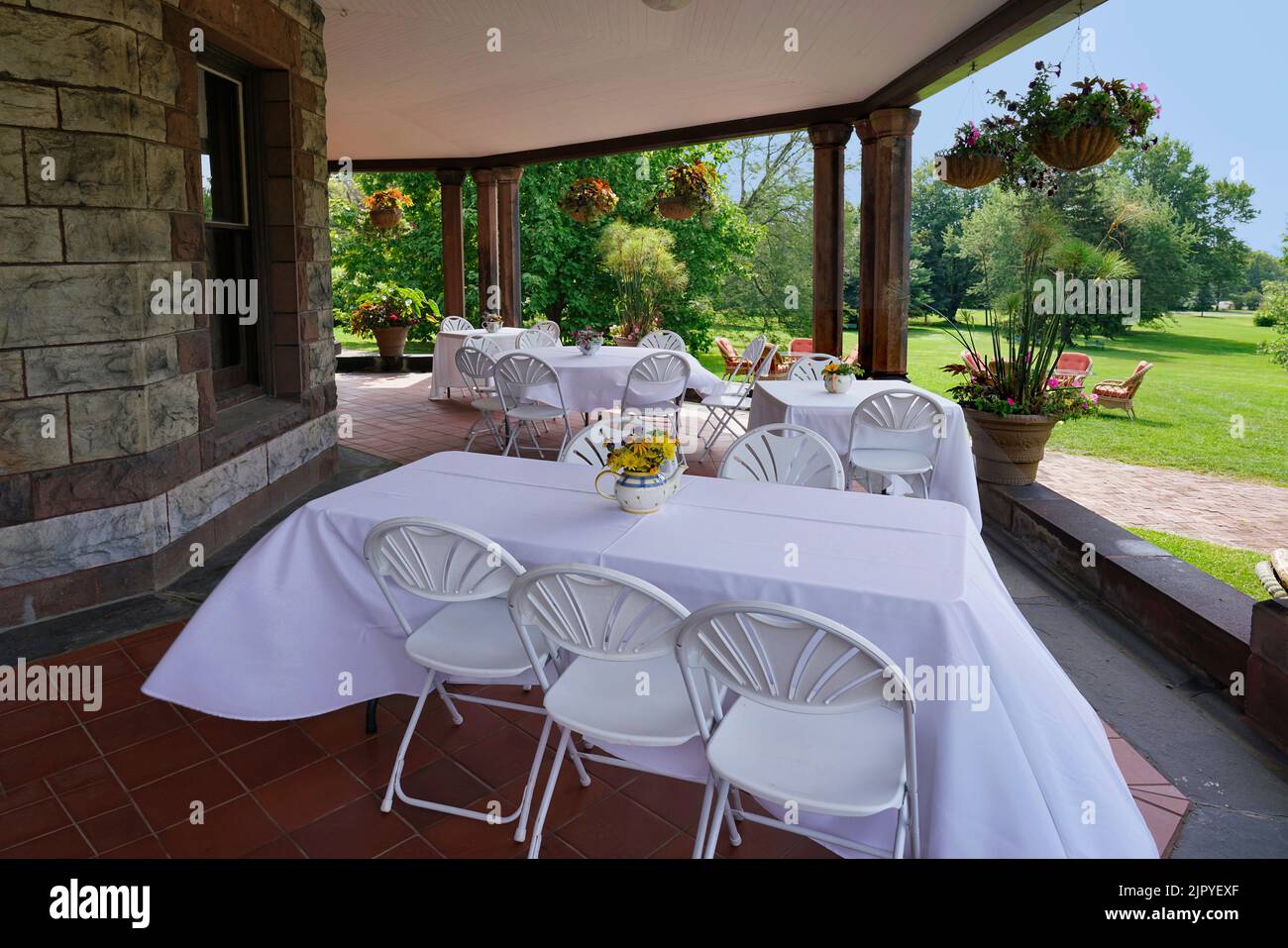 Tables recouvertes de nappes blanches sur le patio extérieur Banque D'Images