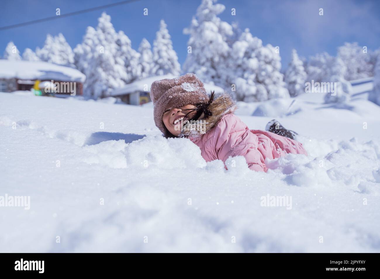 une fille a fait un bourrade de la moitié de son corps tout en jouant dehors dans la neige Banque D'Images