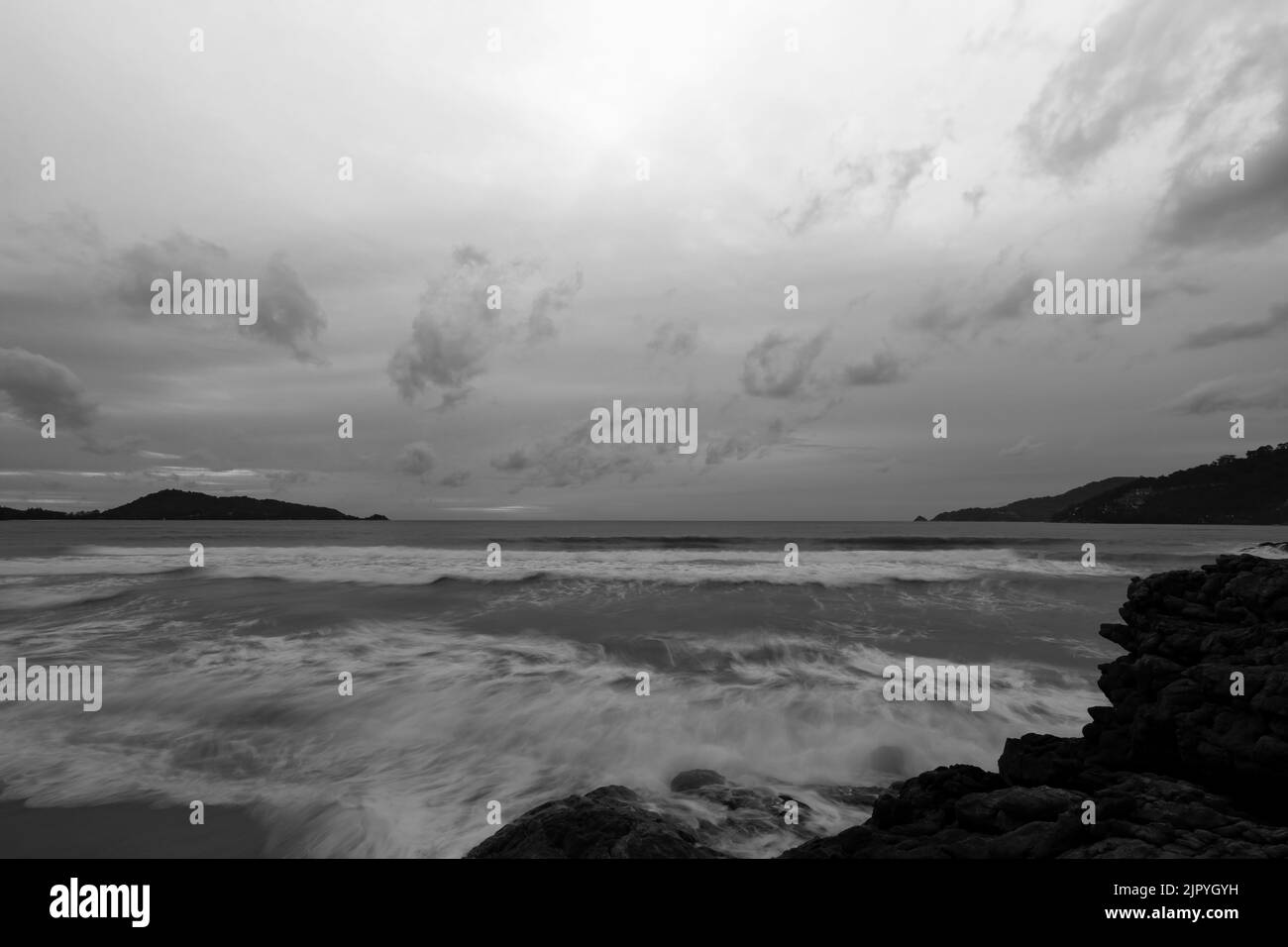 Exposition longue de paysage marin avec des rochers en noir et blanc, incroyable composition de la nature pour l'arrière-plan et le papier peint Banque D'Images