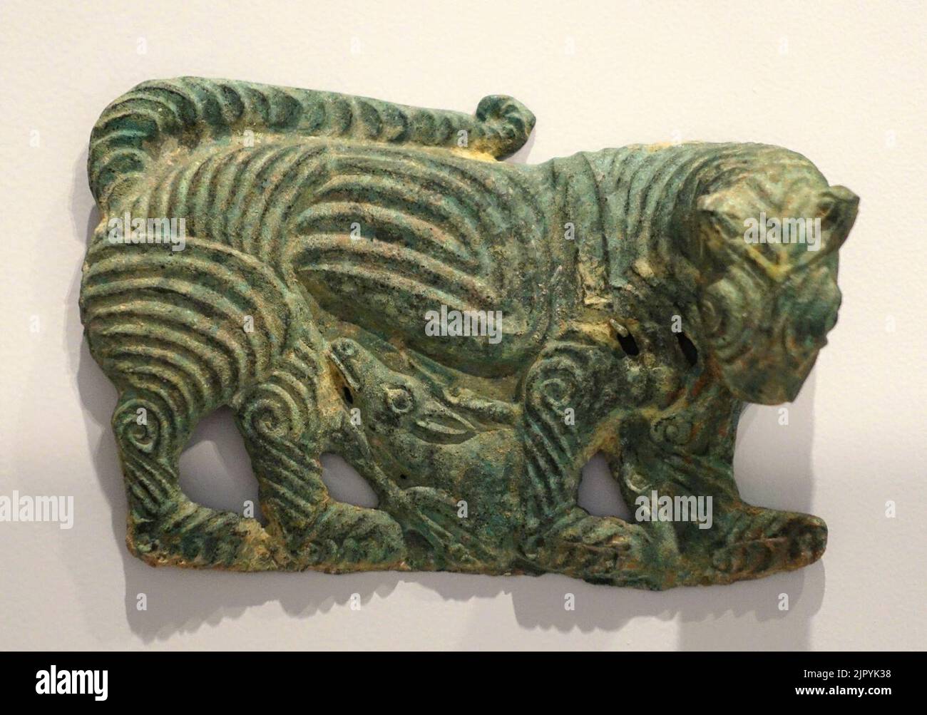 Tigre marchant au-dessus d'un cerf ou d'un gazel, 1 de 2, plaque ajourée d'un harnais de cheval, eurasien de l'est ou de la Chine, dynastie Zhou, 6th-5th cent. BC, bronze Banque D'Images