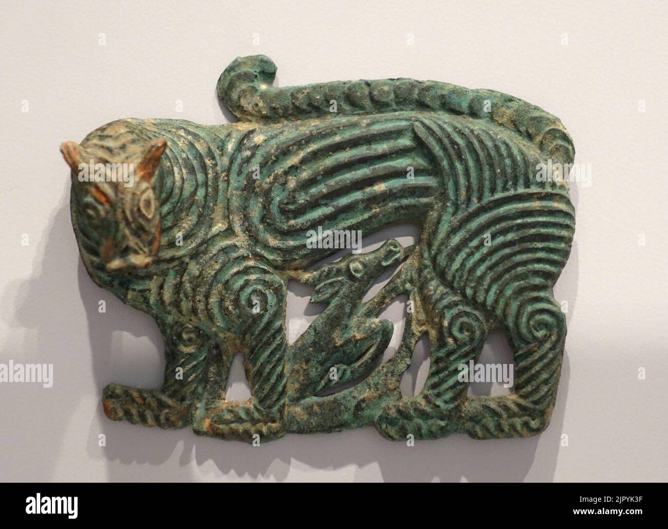 Tigre marchant au-dessus d'un cerf ou d'un gazel, 2 de 2, plaque ajourée d'un harnais de cheval, eurasien de l'est ou de la Chine, dynastie Zhou, 6th-5th cent. BC, bronze Banque D'Images