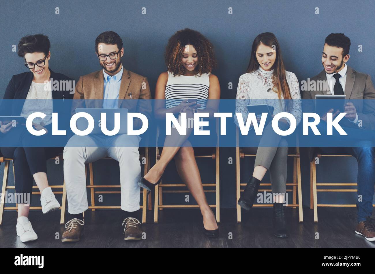 Connecté au cloud. Photo en studio de professionnels utilisant la technologie sans fil avec les mots « réseau cloud » superposés à un gris Banque D'Images