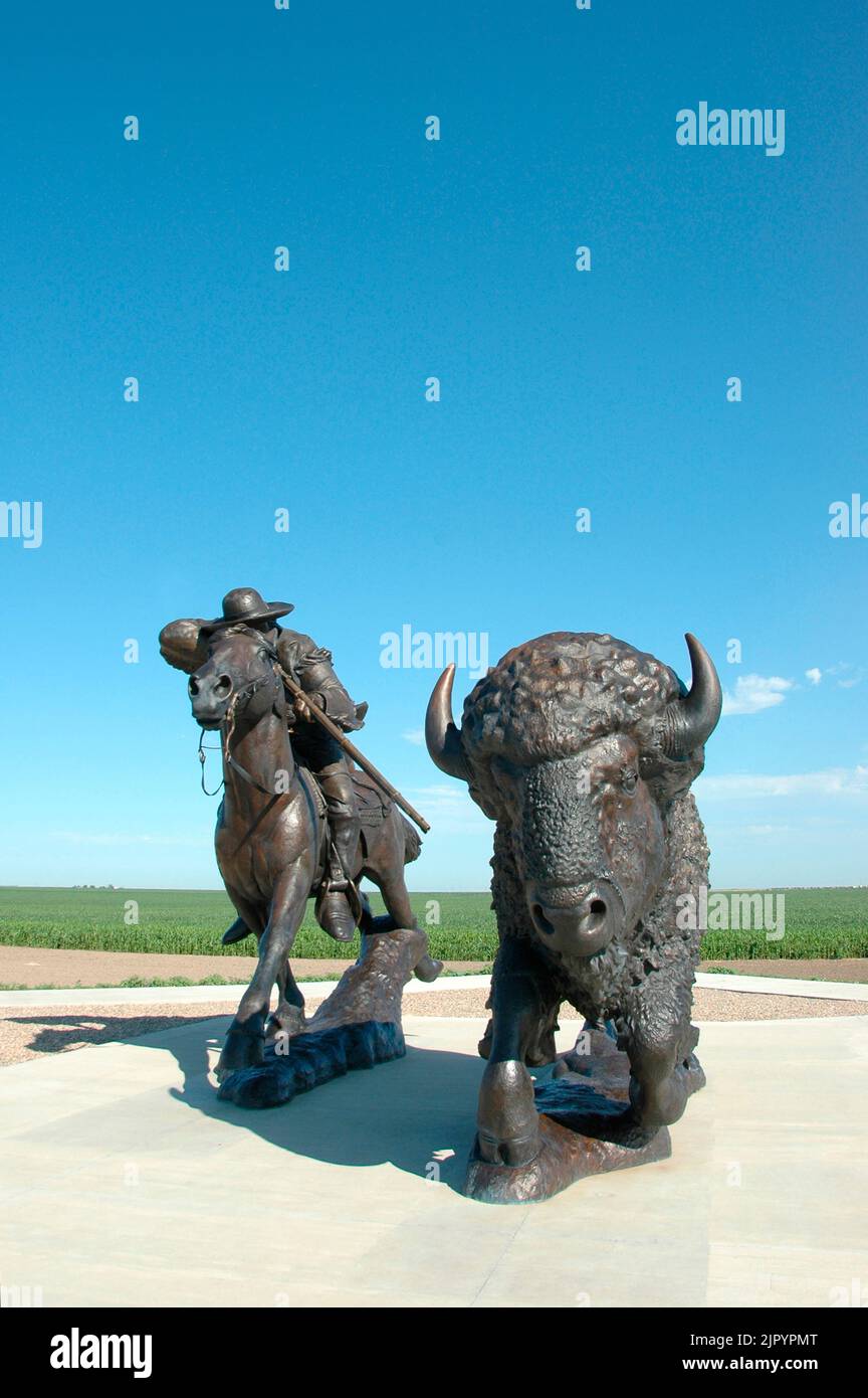 Statue de Buffalo Bill Cody tirant sur un bison à Oakley, dans l'ouest du Kansas Banque D'Images