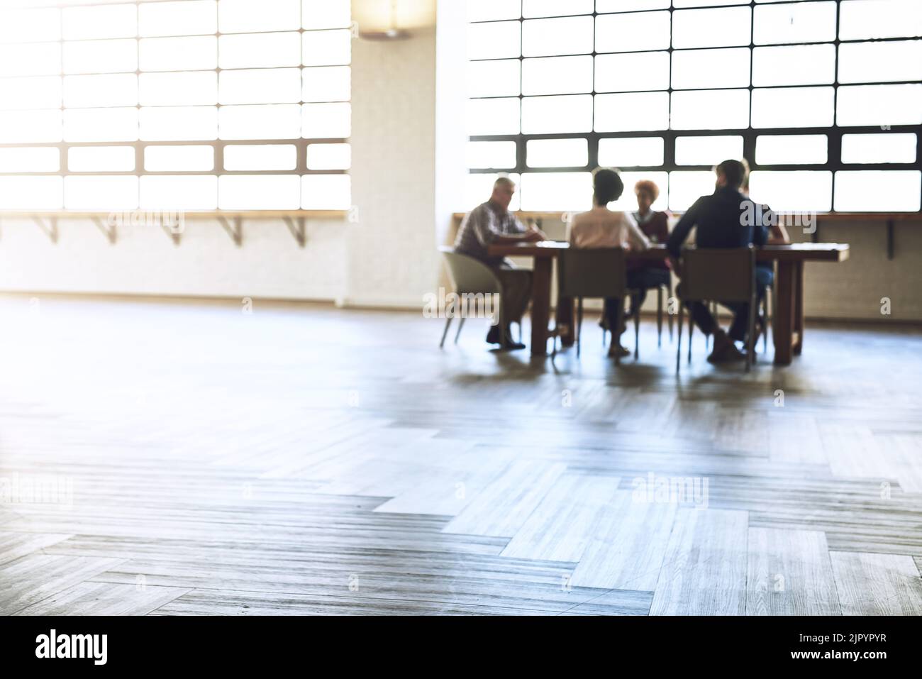 Il ne s'agit pas d'idées, mais de faire des idées. Un groupe de collègues ayant une réunion de bureau à l'intérieur. Banque D'Images