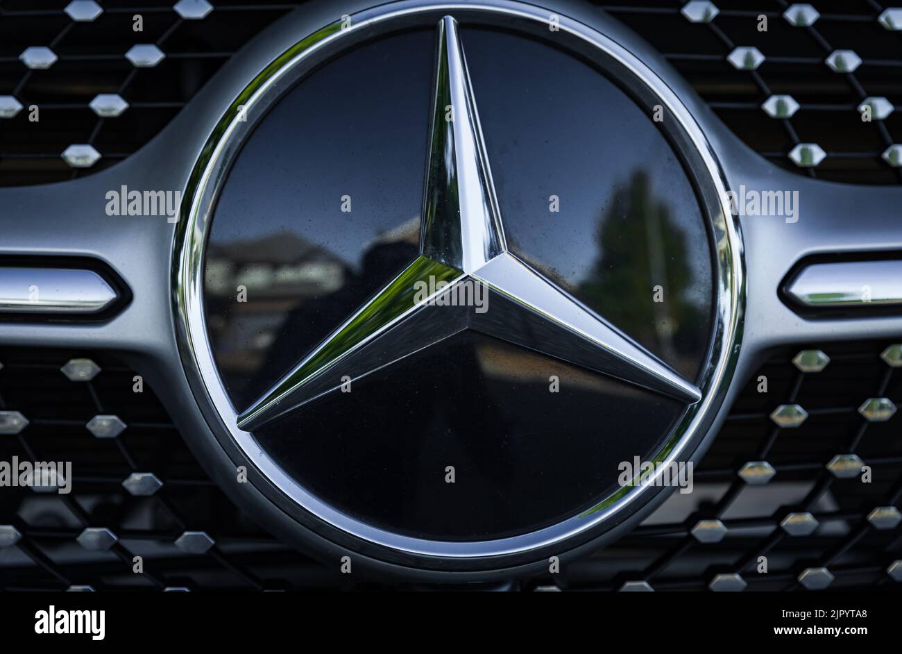 Mercedes logo luxury car Banque de photographies et d'images à haute  résolution - Alamy